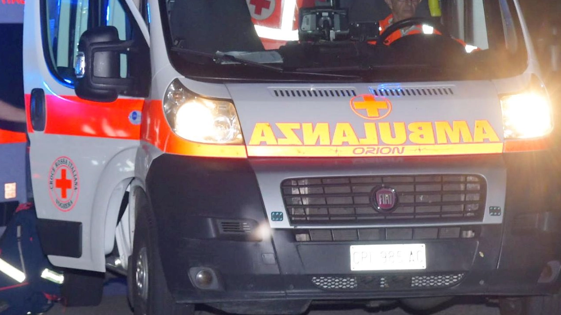 Ambulanza in una foto di repertorio. L'operaio aveva riportato gravi ferite Ambulanza in una foto di repertorio. L'operaio aveva riportato gravi ferite