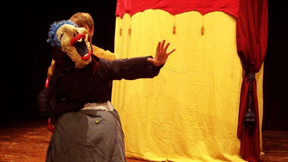 Domenica alle 17 al Verdi andrà in scena lo spettacolo della compagnia TeatroLà. Domenica alle 17 al Verdi andrà in scena lo spettacolo della compagnia TeatroLà.
