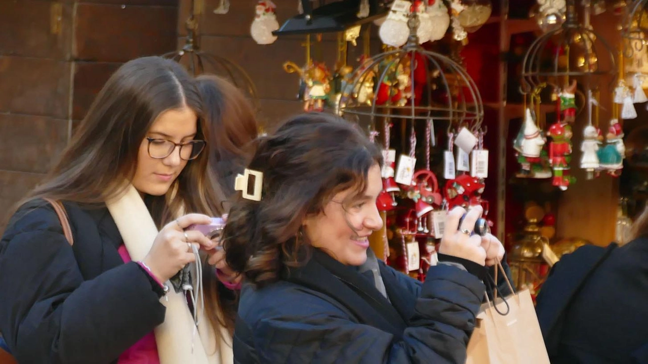 "Natale a Sinalunga: collegamenti speciali in treno con Arezzo Città del Natale. Un'opportunità per vivere l'atmosfera natalizia tra mercatini e attrazioni senza preoccupazioni di parcheggio." "Natale a Sinalunga: collegamenti speciali in treno con Arezzo Città del Natale. Un'opportunità per vivere l'atmosfera natalizia tra mercatini e attrazioni senza preoccupazioni di parcheggio."