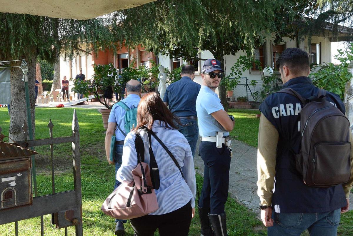 https://www.lanazione.it/image-service/view/acePublic/alias/contentid/M2ZiMDcwNDgtMTU4ZC00/0/sgombero-e-dietrofront-i-familiari-costretti-a-cercare-un-altro-posto-per-i-non-autosufficienti.jpeg?f=1.90:1&w=1200