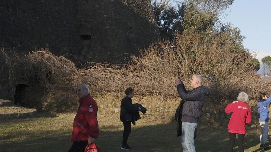 Turisti alla fortezza della Brunella, uno dei luoghi storici di Aulla
