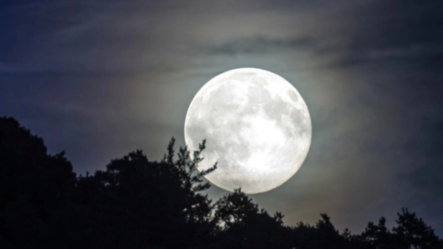 Luna piena (foto Ansa) Luna piena (foto Ansa)