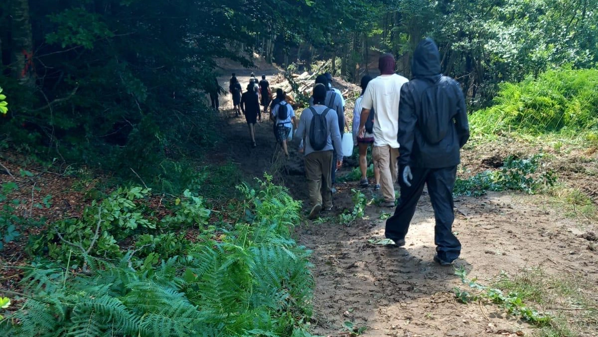 Il gruppo dei manifestanti incappucciati che si sono introdotti nel cantiere del parco eolico in Mugello