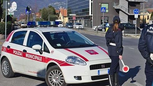 Investita da un’auto pirata. Tamponata mentre era in bici, si cerca una vettura grigia