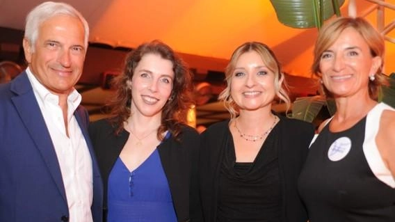 Al centro Francesca Binacchi di Viareggio (a sinistra) ed Elena Andreucci di Pistoia, vincitrici delle borse di studio per un valore di 35mila euro Al centro Francesca Binacchi di Viareggio (a sinistra) ed Elena Andreucci di Pistoia, vincitrici delle borse di studio per un valore di 35mila euro