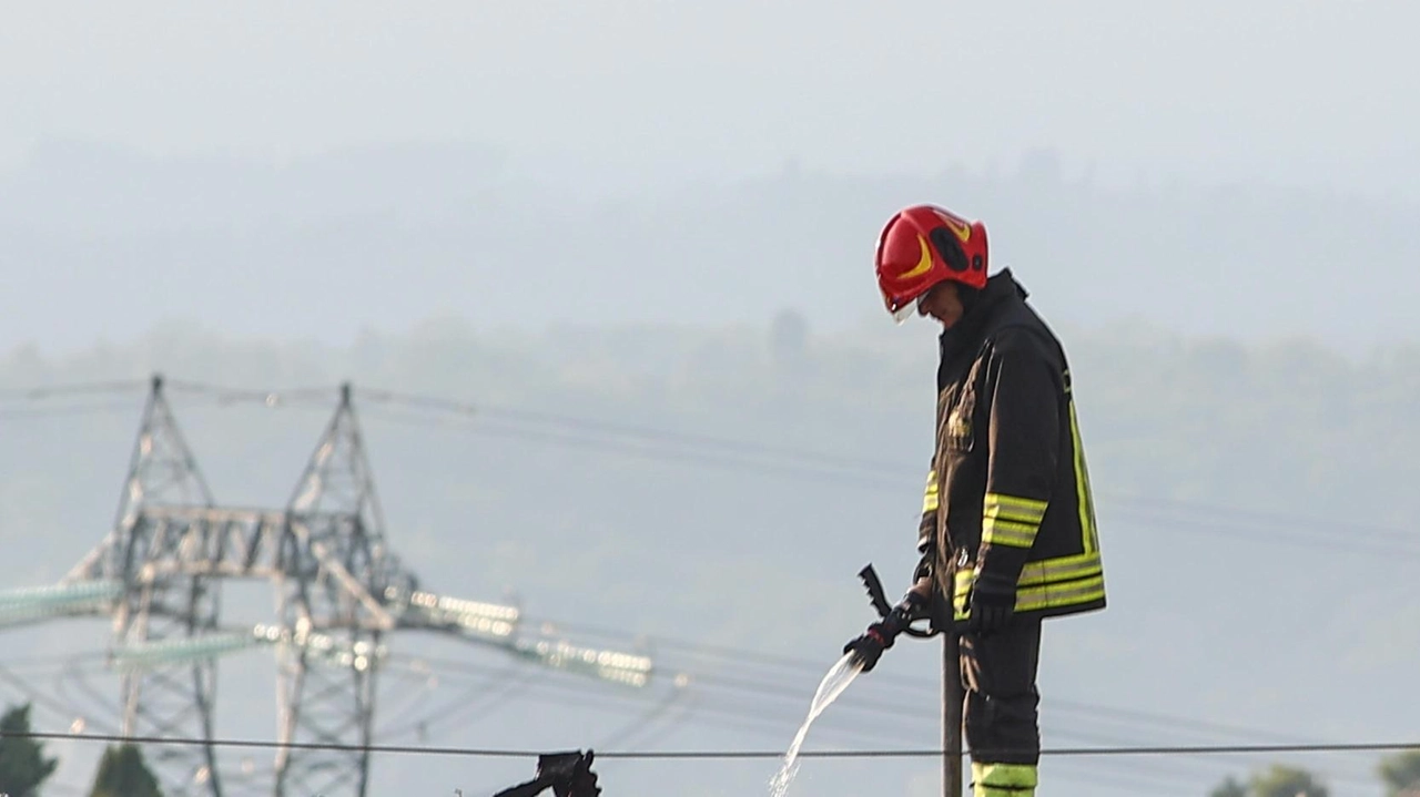 Vigili del fuoco impegnati a spegnere il rogo divampato nell’immobile in via Berlinguer Vigili del fuoco impegnati a spegnere il rogo divampato nell’immobile in via Berlinguer