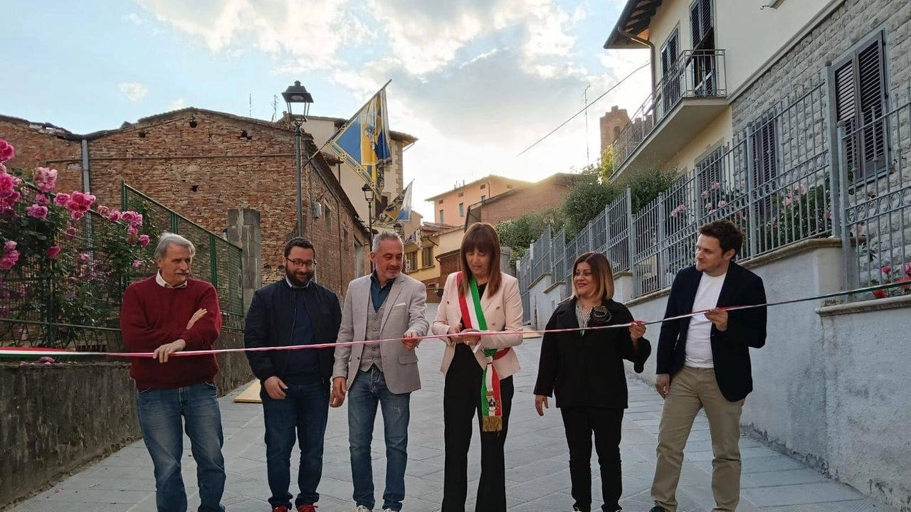 Inaugurata la valorizzazione di via Porta Raimonda, inaugurata ieri, alla presenza della sindaca Emma Donnini e della giunta comunale. L’intervento era inserito nel bando “Rigenerazione urbana“ del Pnrr Inaugurata la valorizzazione di via Porta Raimonda, inaugurata ieri, alla presenza della sindaca Emma Donnini e della giunta comunale. L’intervento era inserito nel bando “Rigenerazione urbana“ del Pnrr