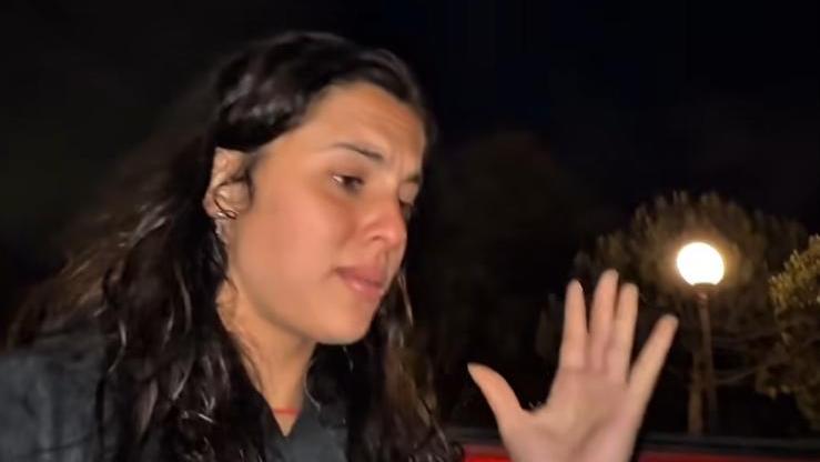 dopo il surf trova l auto in frantumi ma l influencer non perde il sorriso ‘sono in un paradiso 
