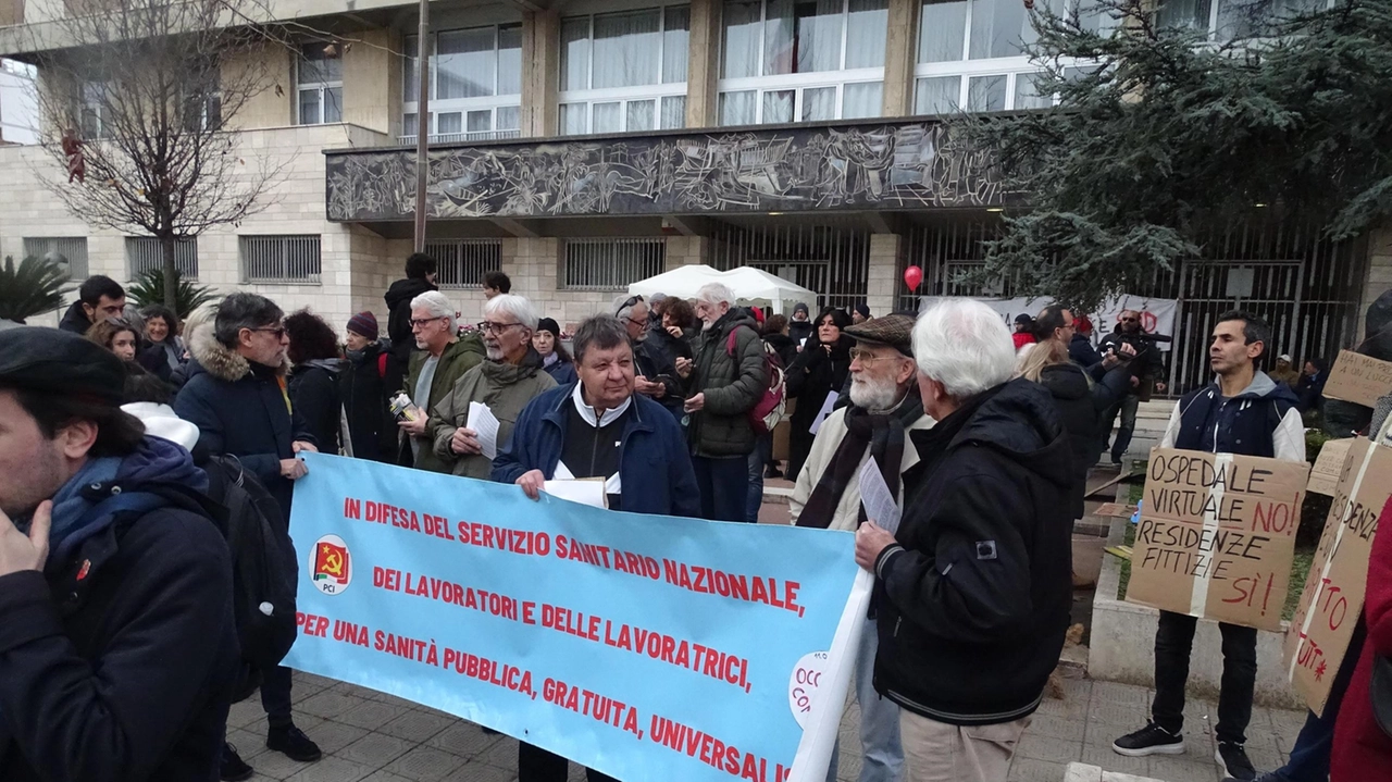 Un centinaio di persone hanno aderito. alla mobilitazione promossa da. Occupy Comune per chiedere all’amministrazione l’apertura di un tavolo sociale Un centinaio di persone hanno aderito. alla mobilitazione promossa da. Occupy Comune per chiedere all’amministrazione l’apertura di un tavolo sociale