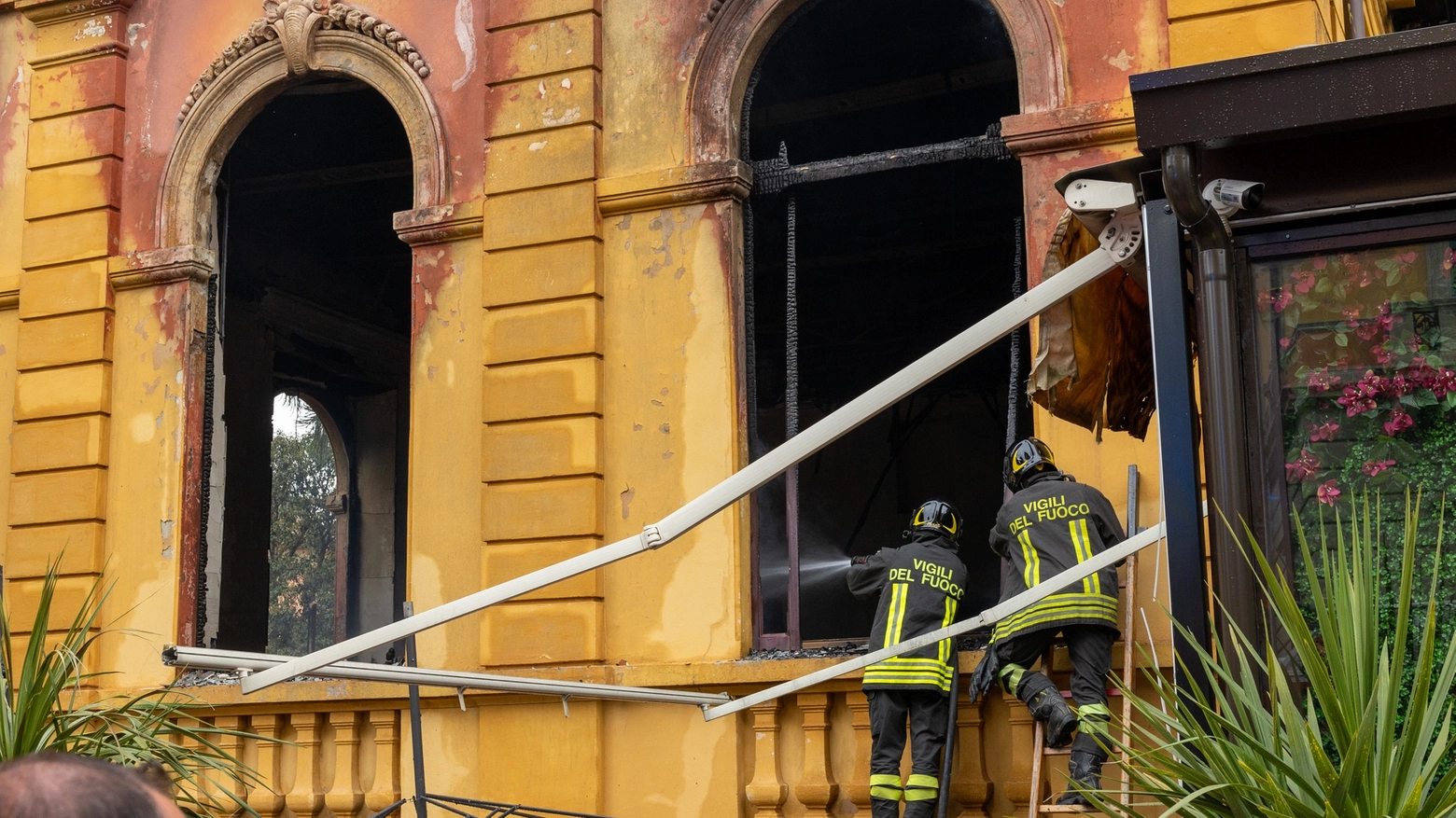 L’incendio è divampato all’interno della storica struttura nel centro della movida cittadina. Ingenti danni nel locale Principe. Ipotesi dolosa