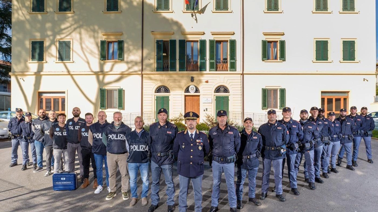 Pichierri insieme al personale di polizia davanti al Commissariato Pichierri insieme al personale di polizia davanti al Commissariato
