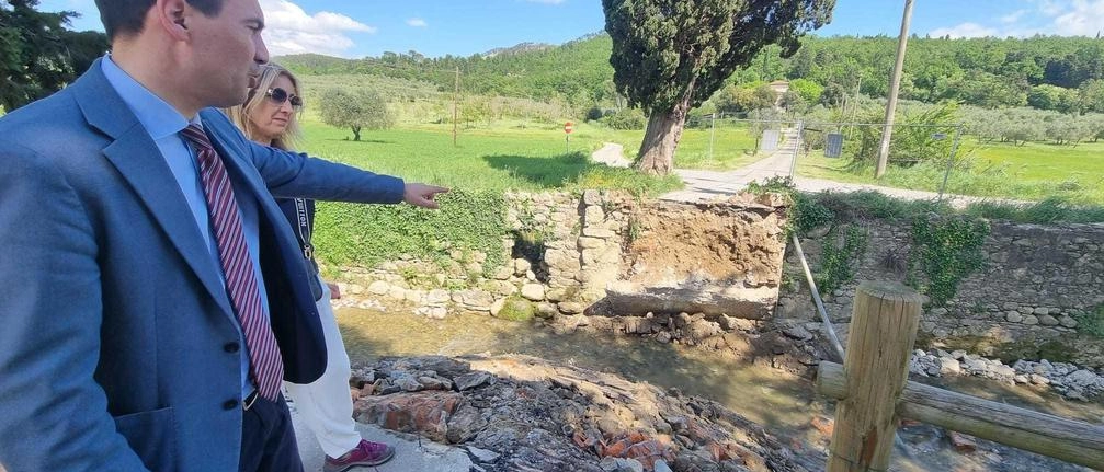 Opere contro il rischio idraulico . Abbattuto il ponticino di Bagnolo