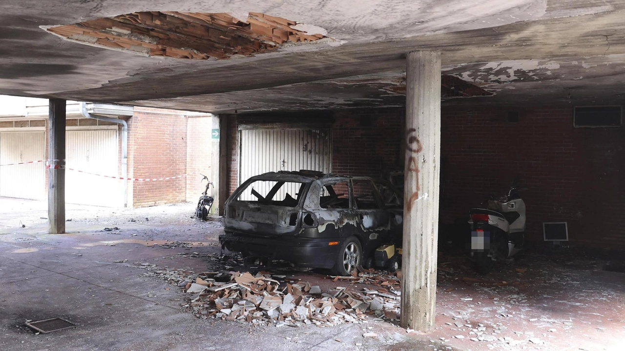 Fumo nero fino ai piani alti per l’incendio di un’auto ferma lì da 10 anni. Il direttore di Siena Casa: "Più videosorveglianza" Fumo nero fino ai piani alti per l’incendio di un’auto ferma lì da 10 anni. Il direttore di Siena Casa: "Più videosorveglianza"