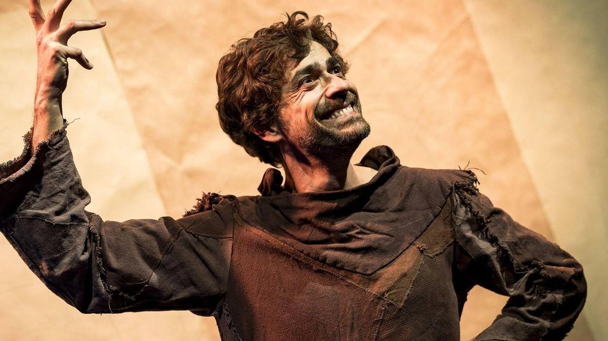 Giovanni Scifoni in scena con ’Frà - San Francesco la superstar del Medioevo’, spettacolo nel quale l’attore racconta la figura di Francesco in un monologo Giovanni Scifoni in scena con ’Frà - San Francesco la superstar del Medioevo’, spettacolo nel quale l’attore racconta la figura di Francesco in un monologo