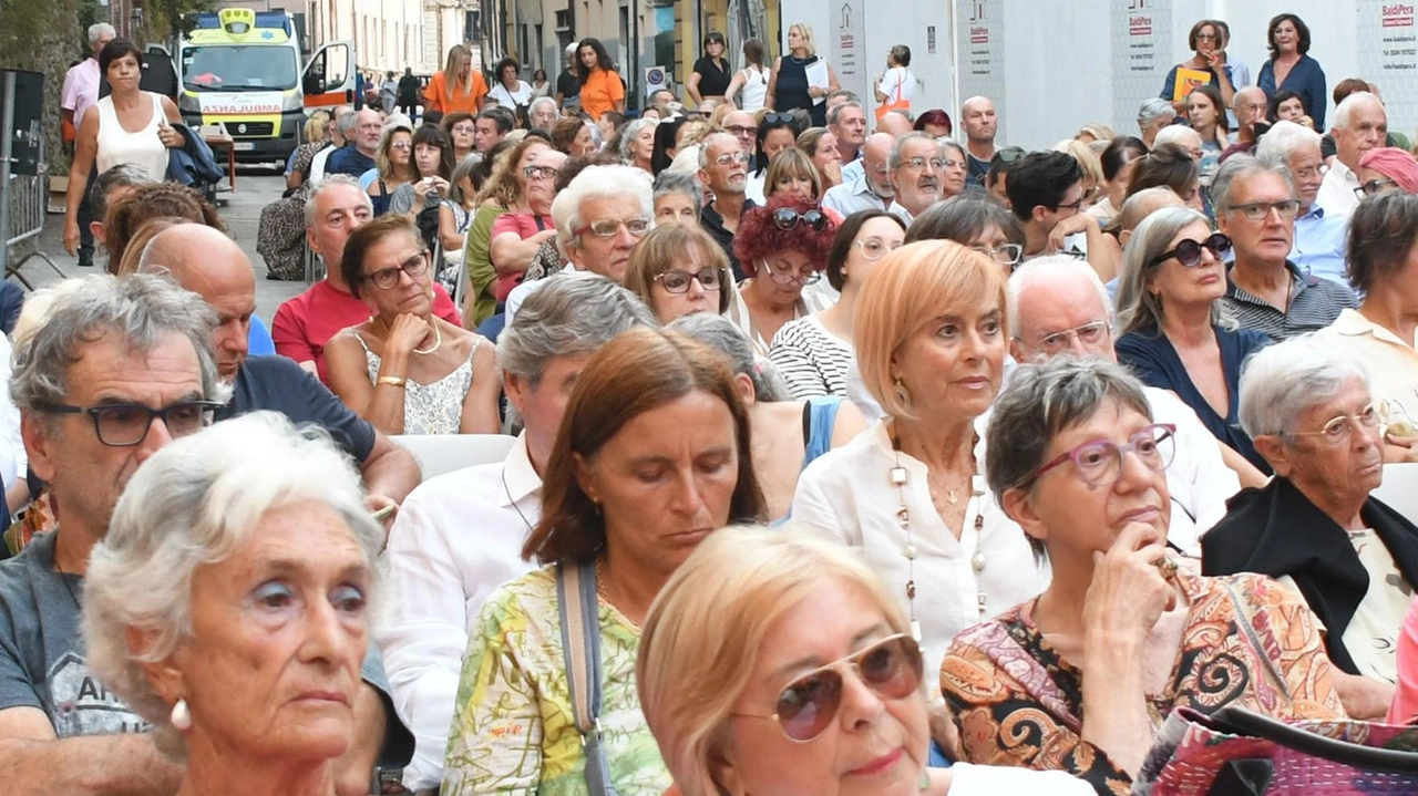 Per far fronte alla mancanza dei posteggi il servizio bus gratuito . Per far fronte alla mancanza dei posteggi il servizio bus gratuito .