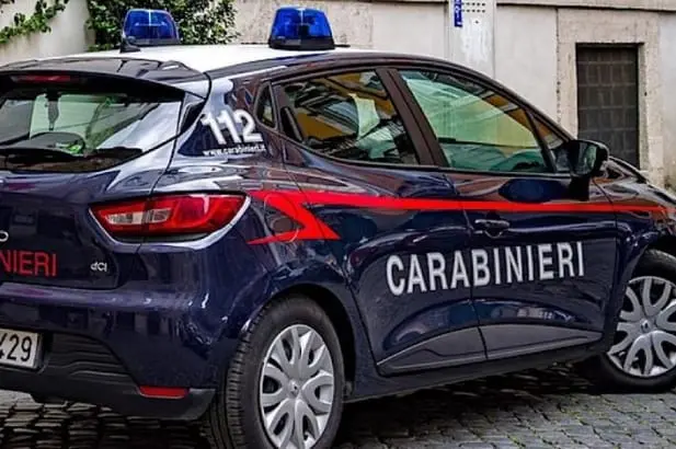 Tentato furto al supermercato, bloccato 23enne con formaggio e bistecche