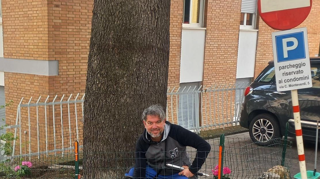 Il professor Randazzo ha piantato dei gerani in un’aiuola di via Monteverdi e ha ripulito la strada dalle erbacce e dalla plastica persa da un furgone