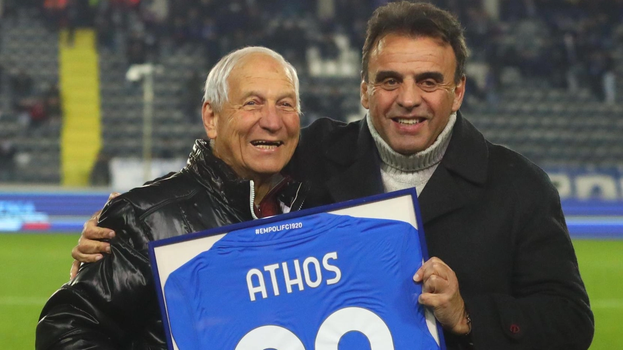 Athos Bagnoli (Presidente Unione Clubs Azzurri) e Fabrizio Corsi (Presidente Empoli) nel 2023, con la maglia celebrtaiva per gli 80 anni di Bagnoli