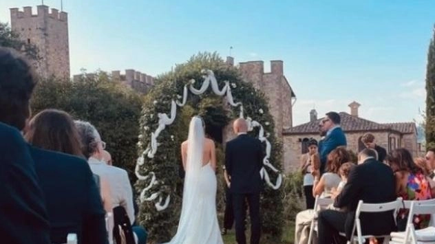 Al castello di Montalto, nel territorio di Castelnuovo Berardenga, si è svolto il matrimonio tra Nicolas Vaporidis e Alì Rinaldo Al castello di Montalto, nel territorio di Castelnuovo Berardenga, si è svolto il matrimonio tra Nicolas Vaporidis e Alì Rinaldo
