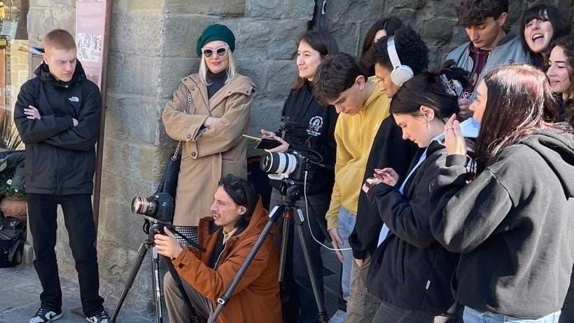 https://www.lanazione.it/image-service/view/acePublic/alias/contentid/MDA0YzMxNDgtNTA0Yi00/0/studenti-attori-sul-set-docufilm-vince-45mila-euro.jpeg?f=16:9&w=1200&h=630