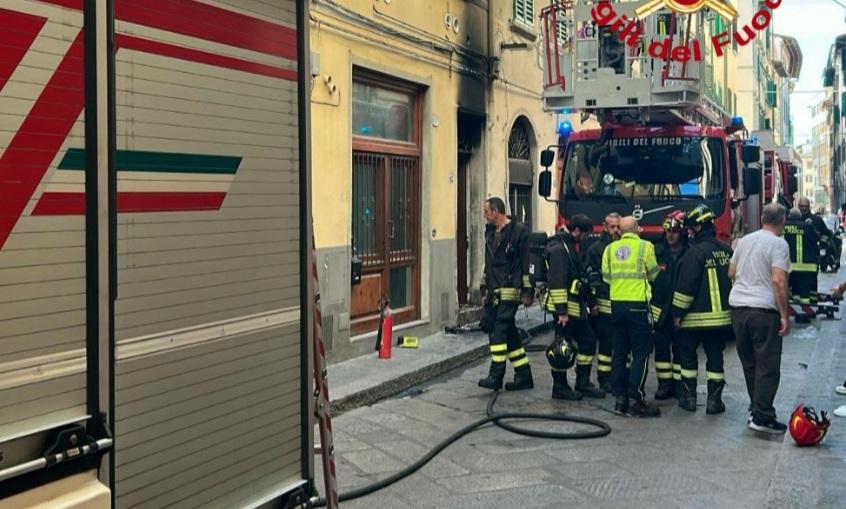 Panico nel condominio, scoppia un incendio, il fumo invade le scale. Paura in via dei Pepi Panico nel condominio, scoppia un incendio, il fumo invade le scale. Paura in via dei Pepi