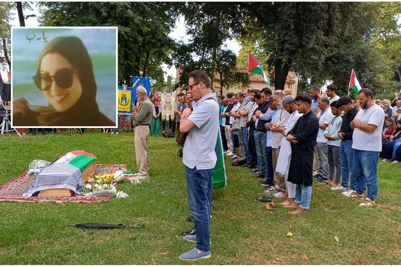 Cinquecento persone si sono riunite al parco della Pace a Pontasserchio (San Giuliano Terme) per l'ultimo saluto a Marah Abu Zuhri (nel riquadro), la 20enne palestinese morta a meno di 24 ore dal suo arrivo a Pisa (Foto Del Punta)