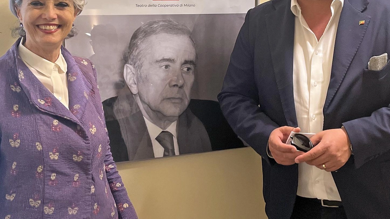 Da sinistra Francesca Scopelliti e Luca Agresti e tra di loro il manifesto della rappresentazione che sarà messa in scena agli Industri domani (foto Aprili)