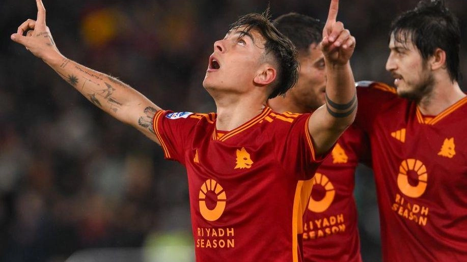 L’attaccante della Roma Paulo Dybala esulta durante il Roma-Torino incriminato L’attaccante della Roma Paulo Dybala esulta durante il Roma-Torino incriminato