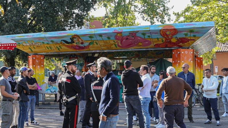 Il ragazzino è stato costretto a acquistare un disegno tra le bancarelle (foto d’archivio) Il ragazzino è stato costretto a acquistare un disegno tra le bancarelle (foto d’archivio)
