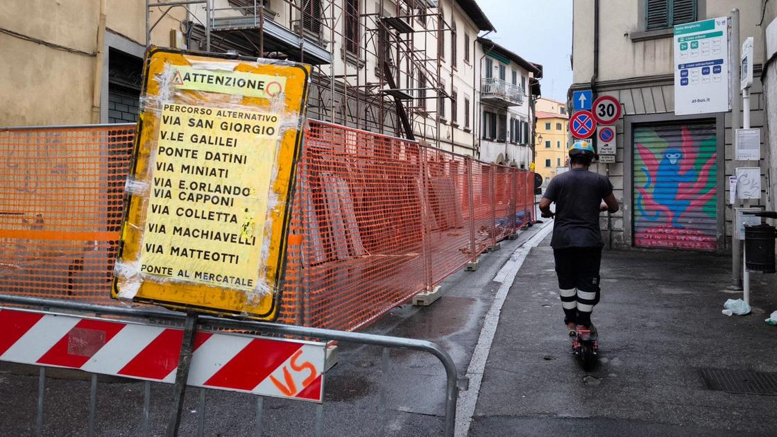 https://www.lanazione.it/image-service/view/acePublic/alias/contentid/MDA1ZWYzOTItMjU0My00/0/mercatale-caos-traffico-via-tintori-resta-chiusa-e-le-proteste-fioccano.jpeg?f=16:9&w=1200&h=630