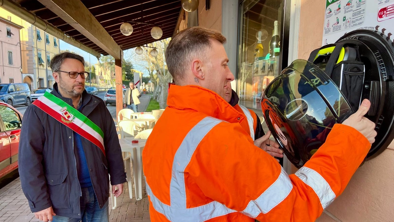 Solo una manciata di giorni fa, in via Marconi ad Acciaiolo, su un muro attiguo al bar "La nuova Bar..zelletta",... Solo una manciata di giorni fa, in via Marconi ad Acciaiolo, su un muro attiguo al bar "La nuova Bar..zelletta",...