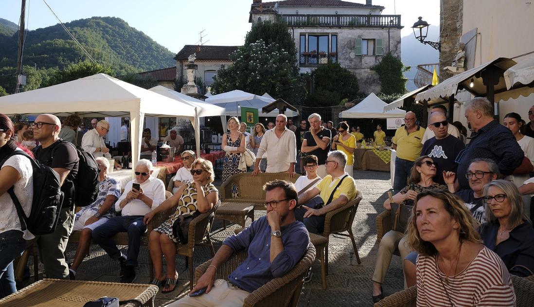 https://www.lanazione.it/image-service/view/acePublic/alias/contentid/MDA2ZDU4MWYtZjk4MS00/0/mulazzo-alza-i-calici-al-bancarelvino-la-sfida-tra-produttori-entra-nel-vivo.jpeg?f=1.91:1&w=1200