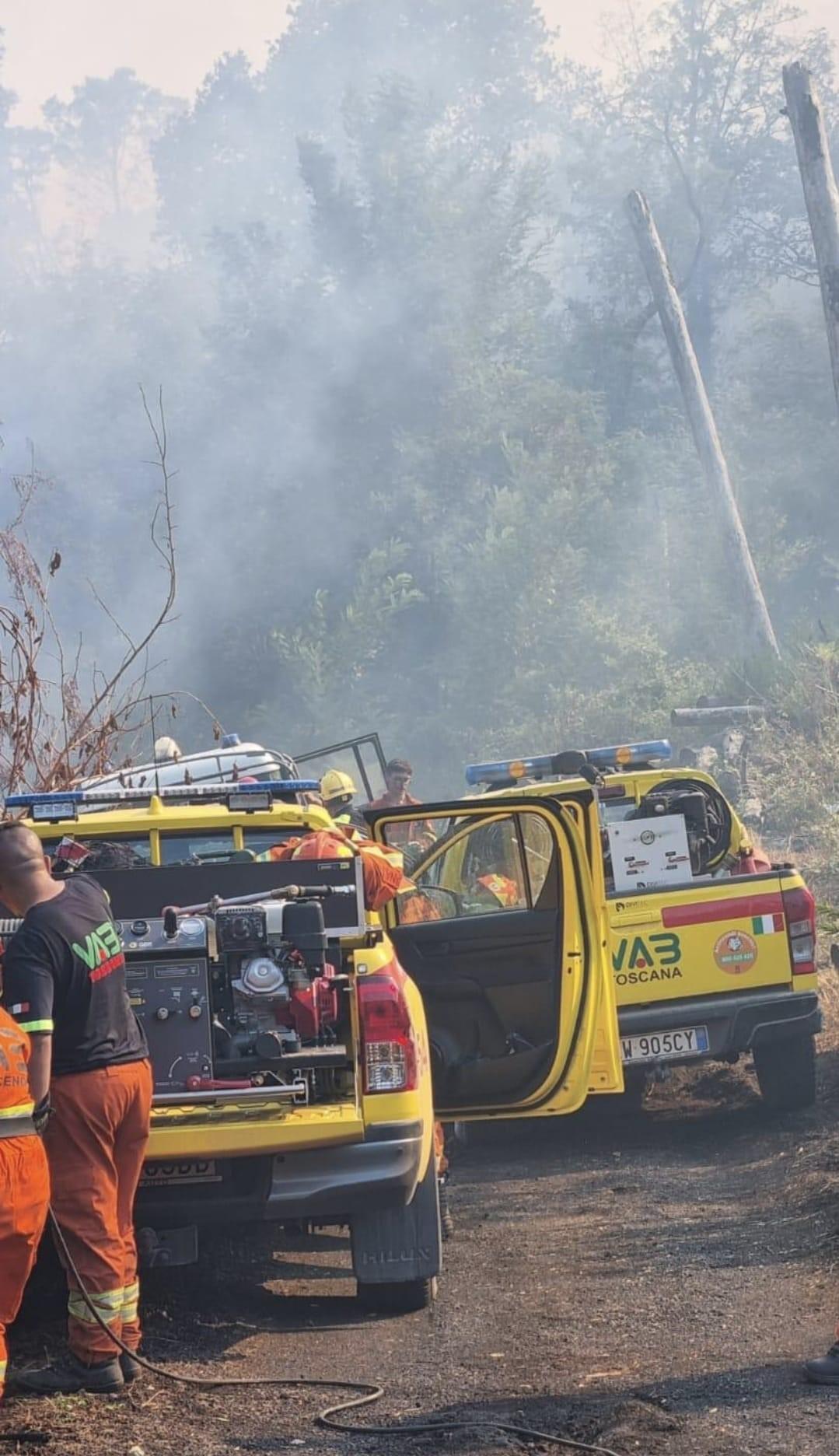 anche una squadra della sezione castiglionese della vab impegnata a domare l incendio che da sei giorni sta devastando il parco nazionale del vesuvio