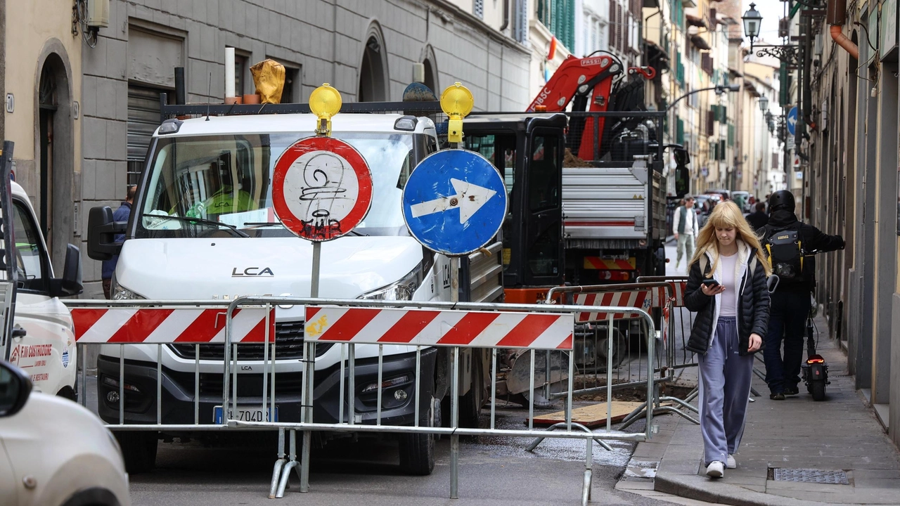 Le ruspe ieri in borgo San Frediano per i lavori a un allaccio effettuati da Publiacqua Le ruspe ieri in borgo San Frediano per i lavori a un allaccio effettuati da Publiacqua