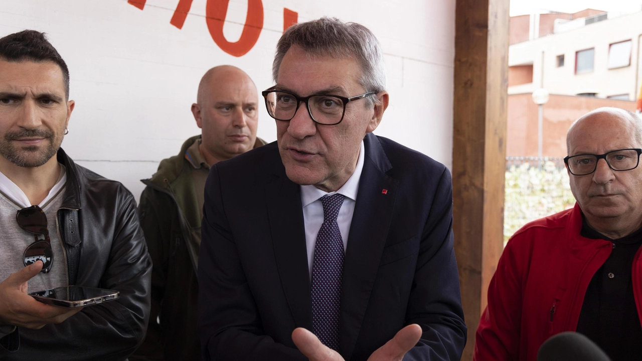 Il leader della Cgil Maurizio Landini ieri a Pisa Il leader della Cgil Maurizio Landini ieri a Pisa