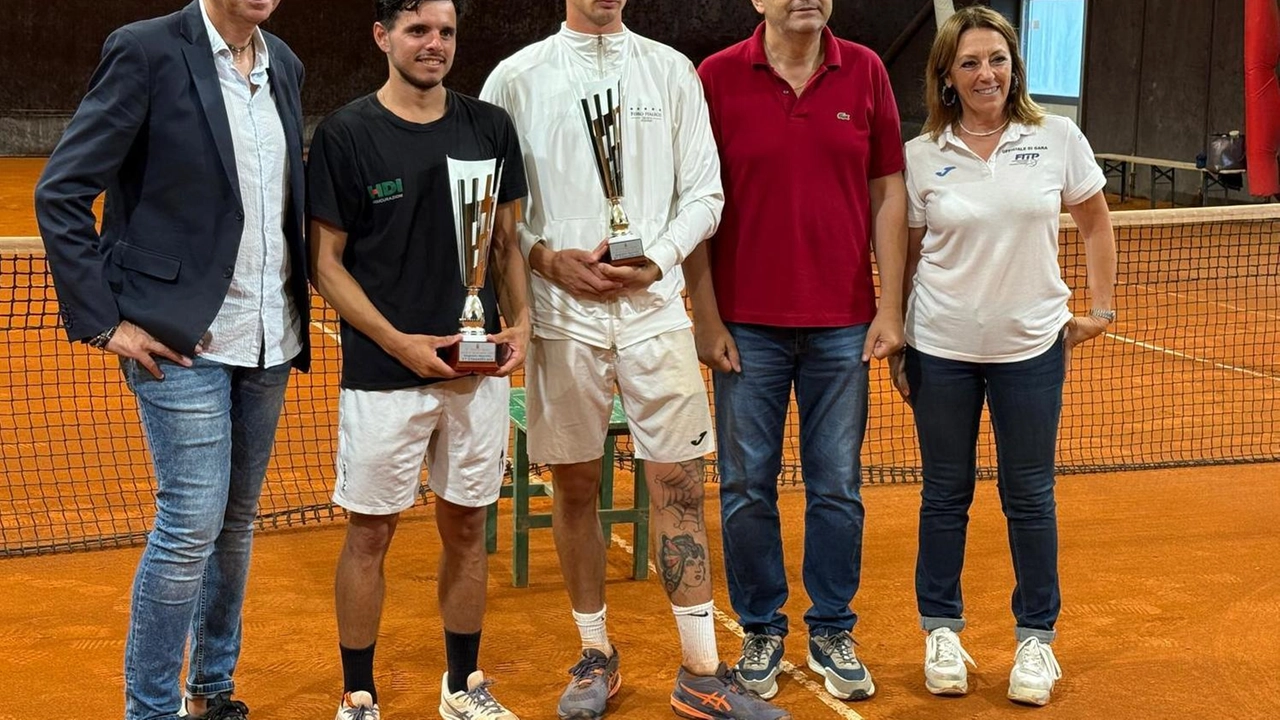 La premiazione al termine della finale fra Tomas Gerini e Amedeo Malfetti al Ct Grosseto La premiazione al termine della finale fra Tomas Gerini e Amedeo Malfetti al Ct Grosseto