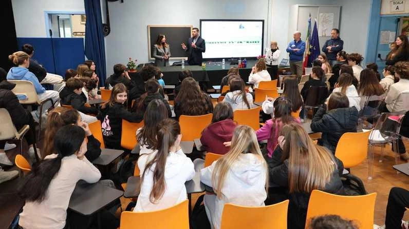 I ragazzi delle scuole che hanno partecipato all’incontro con l’. assessore. Salemi I ragazzi delle scuole che hanno partecipato all’incontro con l’. assessore. Salemi