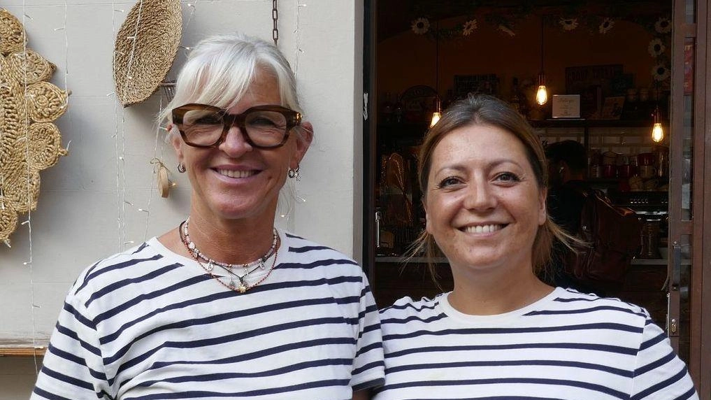 A Prato nasce "Radio Bottega", web radio fondata da Benedetta Bonacchi, imprenditrice con esperienza a New York. Obiettivo: valorizzare il centro storico e le attività culturali. Progetto versatile che coinvolge anche la vendita di prodotti e un angolo libri. Staff tutto femminile e progetti futuri per animare la piazza. A Prato nasce "Radio Bottega", web radio fondata da Benedetta Bonacchi, imprenditrice con esperienza a New York. Obiettivo: valorizzare il centro storico e le attività culturali. Progetto versatile che coinvolge anche la vendita di prodotti e un angolo libri. Staff tutto femminile e progetti futuri per animare la piazza.