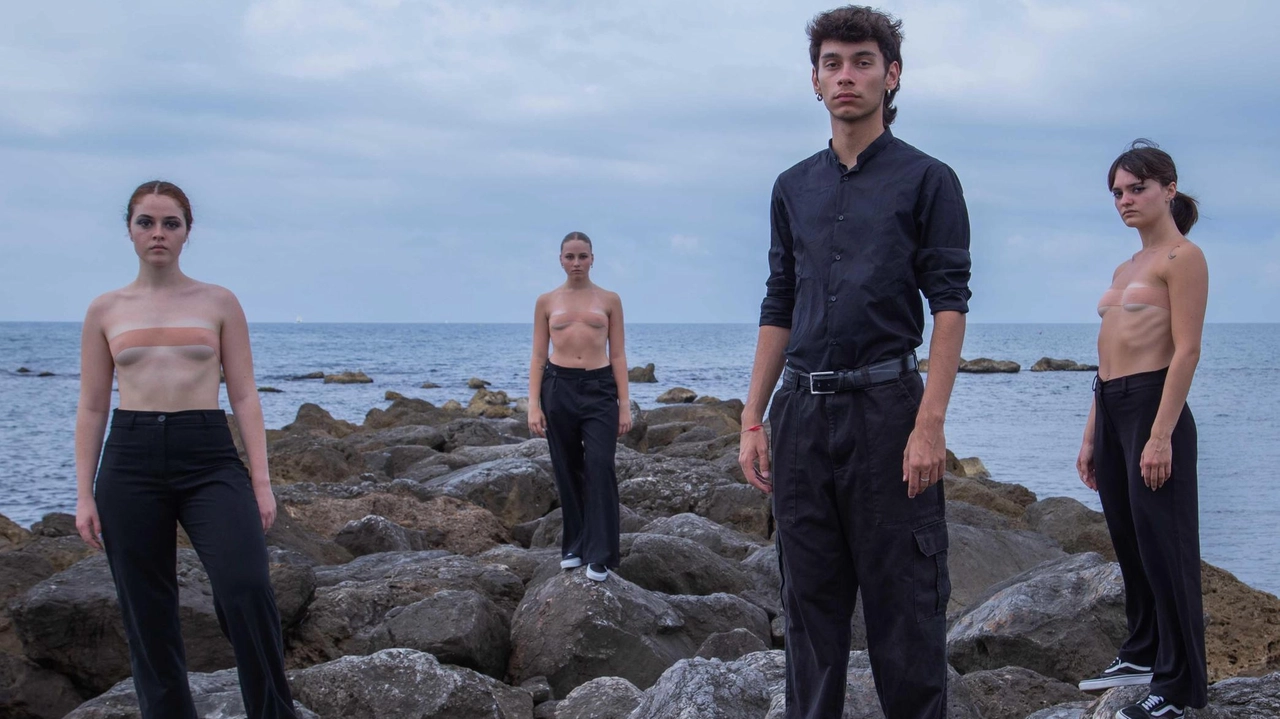 A Massa, spettacoli emozionanti: "Queen Rhapsody" omaggia i Queen e Freddie Mercury, mentre la Noah Dance Company presenta "Sul mare" al pontile di Marina di Massa. A Massa, spettacoli emozionanti: "Queen Rhapsody" omaggia i Queen e Freddie Mercury, mentre la Noah Dance Company presenta "Sul mare" al pontile di Marina di Massa.
