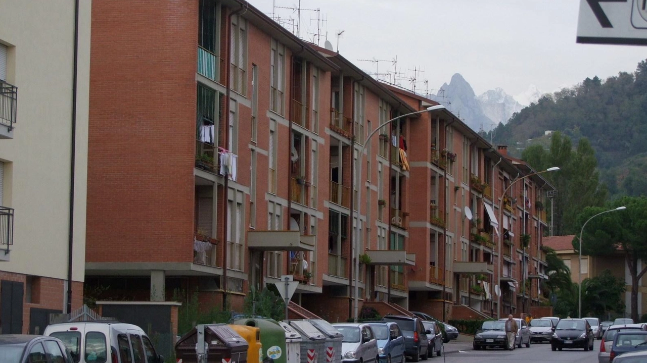 Le case. popolari al centro di una polemica di Massimiliano Bernardi che contesta non sia stata. seguita né rispettata la graduatoria nell’assegnazione degli alloggi Le case. popolari al centro di una polemica di Massimiliano Bernardi che contesta non sia stata. seguita né rispettata la graduatoria nell’assegnazione degli alloggi