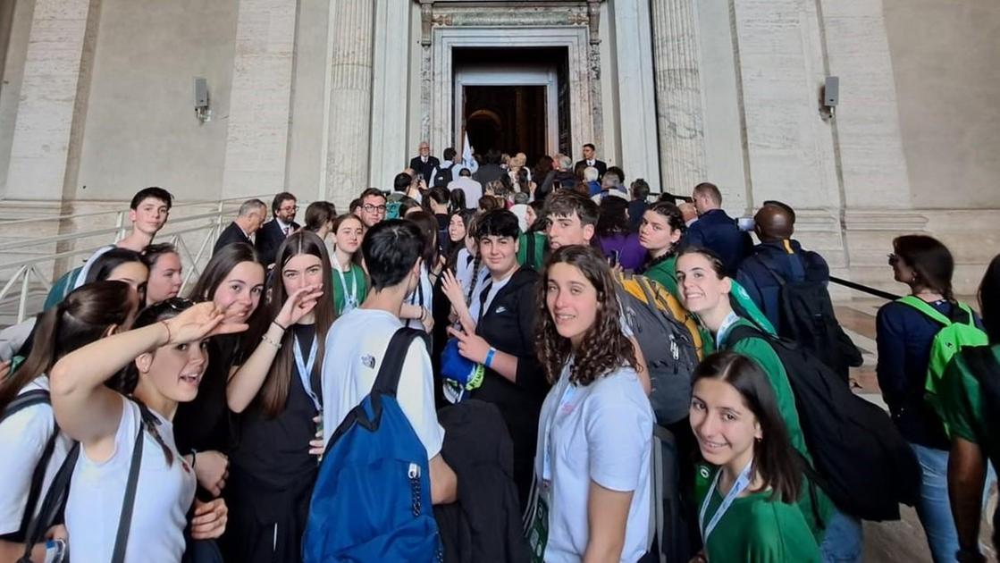https://www.lanazione.it/image-service/view/acePublic/alias/contentid/MDA5YmY1OTMtM2E3NC00/0/folla-di-giovani-per-francesco-jeans-zainetti-e-mille-emozioni-grazie-di-averci-invitato-a-sognare.jpeg?f=16:9&w=1200&h=630