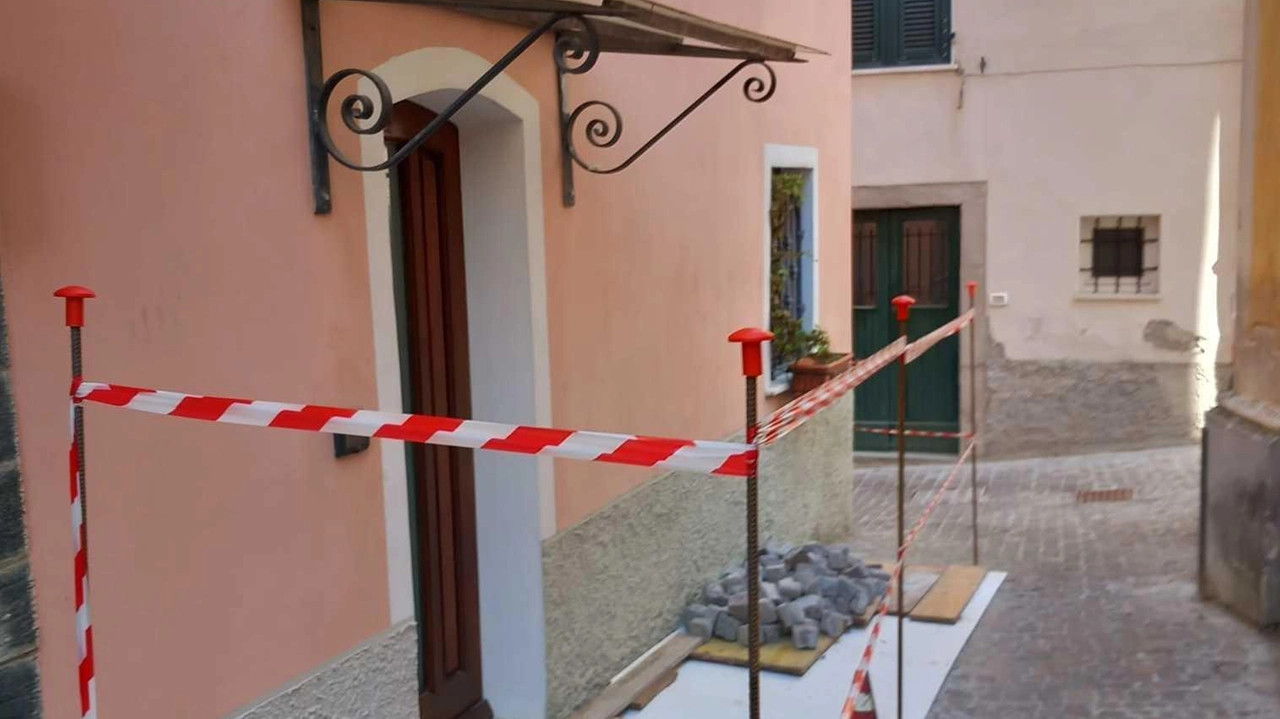 Consiglieri di opposizione a Castelnuovo Magra chiedono interventi per cantieri aperti nel centro storico e documenti non rilasciati a causa dell'assenza della comandante della polizia municipale. Situazioni che stanno causando disagi ai cittadini e alle attività commerciali. Consiglieri di opposizione a Castelnuovo Magra chiedono interventi per cantieri aperti nel centro storico e documenti non rilasciati a causa dell'assenza della comandante della polizia municipale. Situazioni che stanno causando disagi ai cittadini e alle attività commerciali.