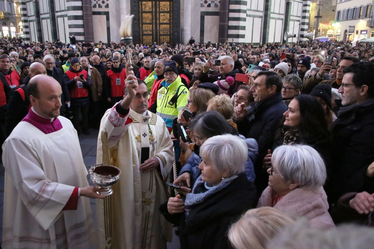 Apertura dell'Anno Santo a Firenze, monsignor Gherardo Gambelli in piazza Duomo (Marco Mori /New Press Photo)