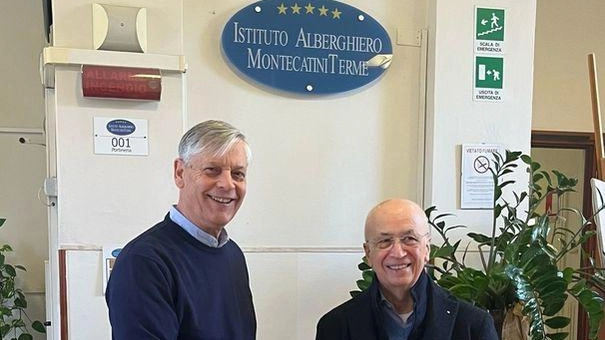 La consegna della donazione al dirigente del Martini Riccardo Monti dal presidente del Lions Club Castello Giacomo Cartacci