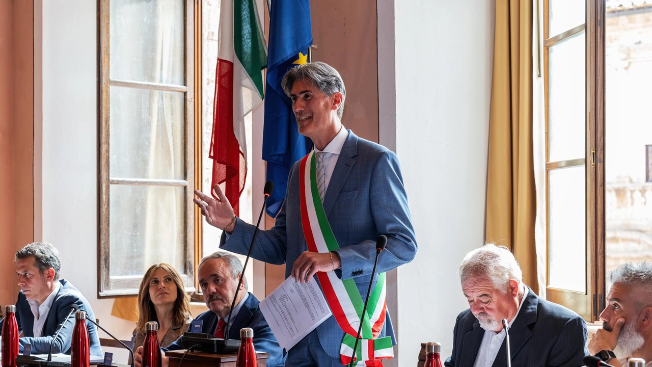 Il sindaco Michele Angiolini durante un intervento in consiglio comunale a Montepulciano; l’ultimo passaggio è stato il via libera al bilancio 2024 Il sindaco Michele Angiolini durante un intervento in consiglio comunale a Montepulciano; l’ultimo passaggio è stato il via libera al bilancio 2024