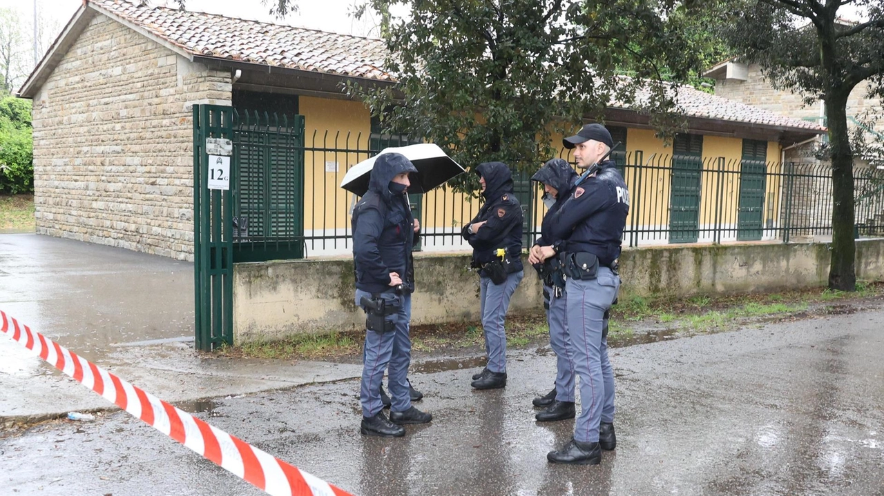 La polizia scientifica nei pressi delle scuderie dove ieri pomeriggio sono stati esplosi i colpi di pistola