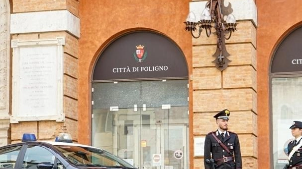 FOLIGNO Individuati i balordi che qualche mese fa danneggiarono il portone di Palazzo Candiotti. I carabinieri della Compagnia ... FOLIGNO Individuati i balordi che qualche mese fa danneggiarono il portone di Palazzo Candiotti. I carabinieri della Compagnia ...