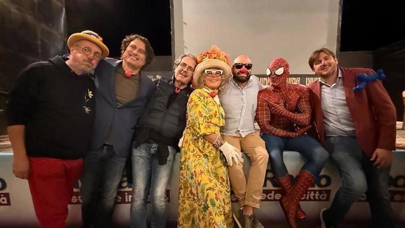 Relatori e ospiti nella foto-ricordo della serata nel parco