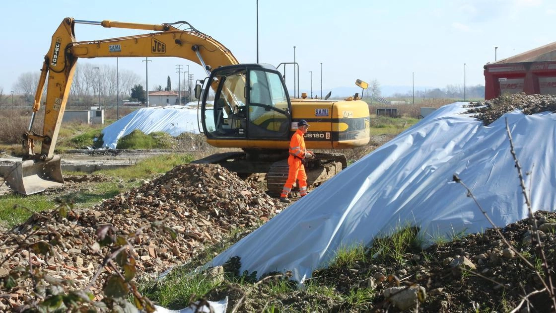 PONTEDERA (Pisa) Un intervento speciale di rimozione dei materiali che vale quasi 15 milioni e durerà sette mesi. Si tratta della...