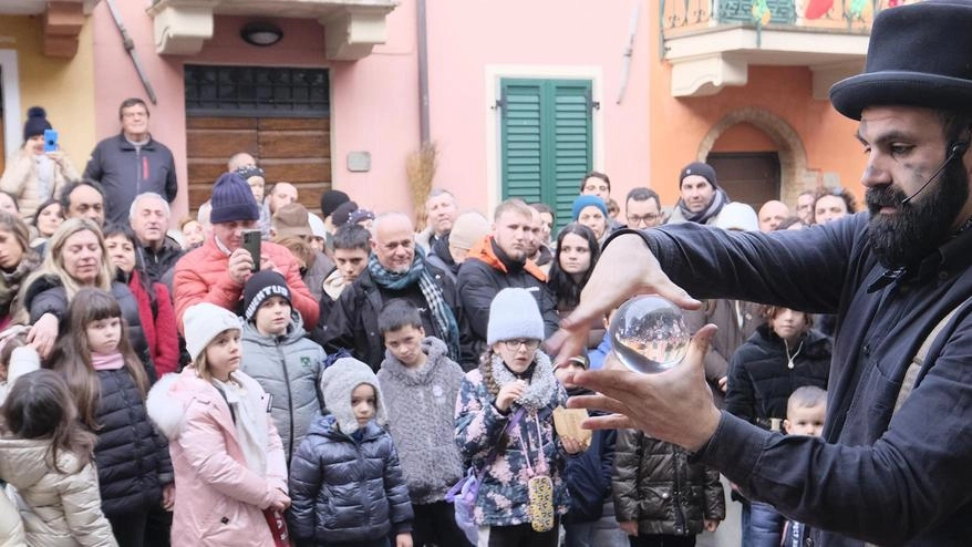Sono state distribuite ai bambini 800 calze confezionate dalle donne. La prima edizione dopo 22 anni senza il suo ideatore don Roberto Turini. Sono state distribuite ai bambini 800 calze confezionate dalle donne. La prima edizione dopo 22 anni senza il suo ideatore don Roberto Turini.